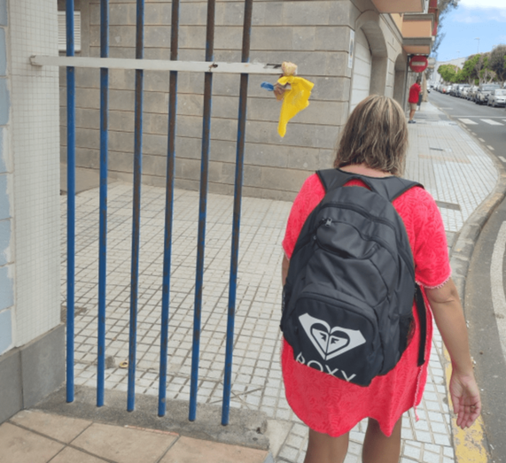 Una peatón sortea un hierro que sobresale de una de las viviendas (Foto TA)